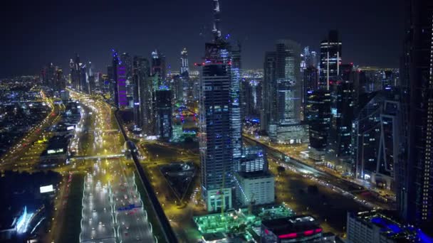 空中夜景照明城景酋长扎耶德路天际线摩天大楼商业公寓郊区车辆运输公路地铁阿联酋迪拜 — 图库视频影像