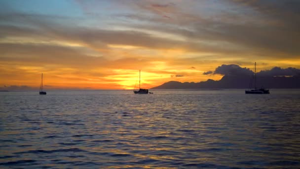 Vista Del Tramonto Dorato Polinesiano Scogliere Yacht Paradiso Tropicale Dell — Video Stock