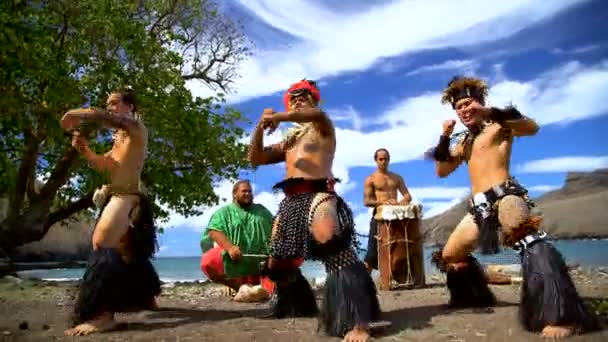 Visa Infödda Polynesiska Dansare Utför Stranden Traditionella Kläder Medan Spelar — Stockvideo