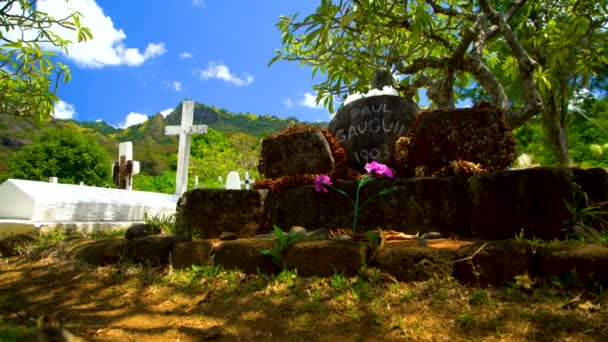 法属波利尼西亚马克萨斯 2018年3月 高金墓碑著名艺术家 死于南海热带天堂 Atoona Hiva Markas — 图库视频影像