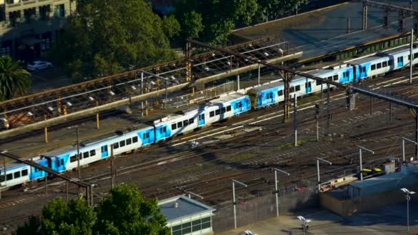 Melbourne Austrália Março 2018 Comboio Passageiros Viajando Longo Linha Férrea — Vídeo de Stock