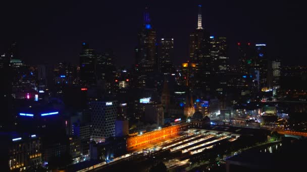 Melbourne Australia Marzo 2018 Luces Iluminadas Las Plataformas Ferroviarias Flinders — Vídeos de Stock