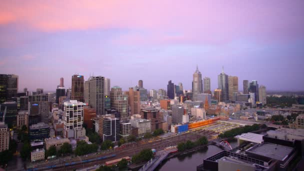 Melbourne Australië Maart 2018 Zonsondergang Melbourne Skyline Passagier Stadstrein Aankomen — Stockvideo