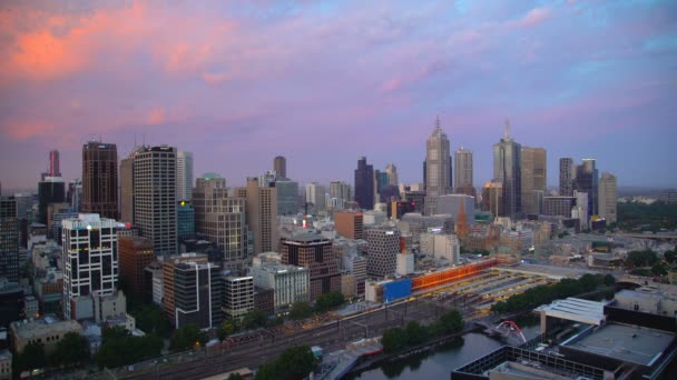 Melbourne Australien März 2018 Sonnenuntergang Durch Wolken Über Der Skyline — Stockvideo