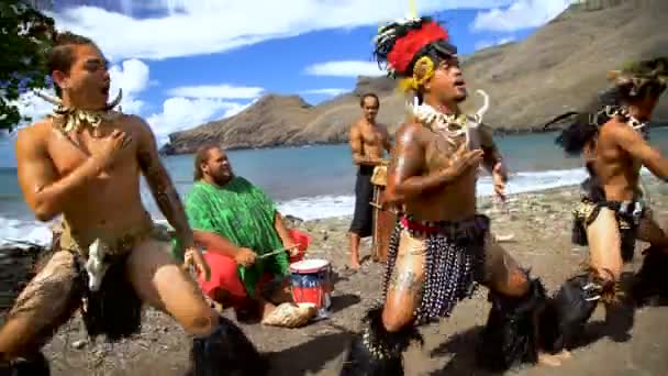 Marquesas Paraíso Pacífico Sur Bailarines Nativos Tradicionales Tocando Instrumentos Tocando — Vídeo de stock