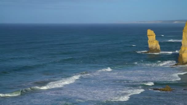 近海岩石堆和石灰石悬崖附近的沿海海景传入海浪十二使徒海洋国家公园澳大利亚 — 图库视频影像