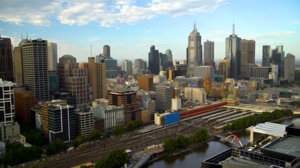 Мельбурн Австралія 2018 Березня Поїзд Залишаючи Станції Flinders Street Мельбурна — стокове відео