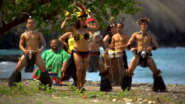马克萨斯在南太平洋的一个天堂 在努库阿洛法 Hiva 马克萨斯南太平洋的海滩上表演传统的波利尼西亚鸟类舞蹈的男女团体 — 图库视频影像