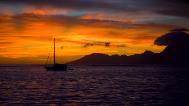 Tropiska Polynesiska Gyllene Solnedgång Sky Nattvisning Revet Och Yacht Ett — Stockvideo