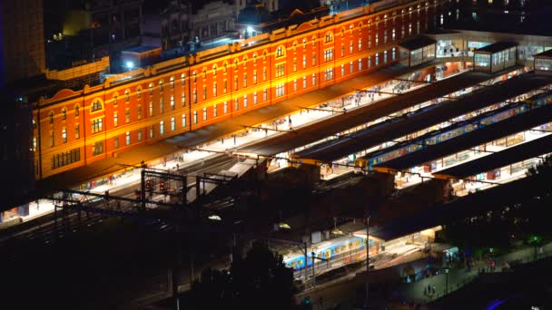 Verlichte Lichten Van Flinders Street Station Night Met Passagierstreinen Platforms — Stockvideo