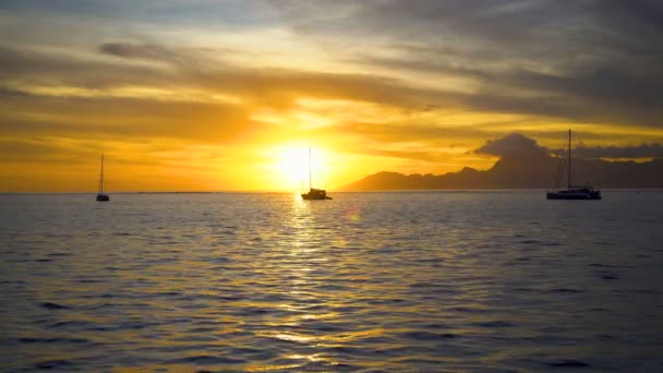 Pôr Sol Dourado Polinésio Vista Recifes Iates Uma Ilha Tropical — Vídeo de Stock