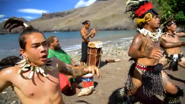 Маркизы Рай Южной Части Тихого Океана Традиционные Полинезийские Танцоры Играющие — стоковое видео