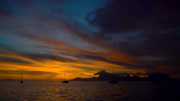 Χρυσή Πολυνησιακή Ηλιοβασίλεμα Του Υφάλου Και Σκάφη Αναψυχής Ένα Τροπικό — Αρχείο Βίντεο