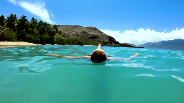 Tahuata Dans Les Marquises Jeune Femelle Sur Une Plage Déserte — Video