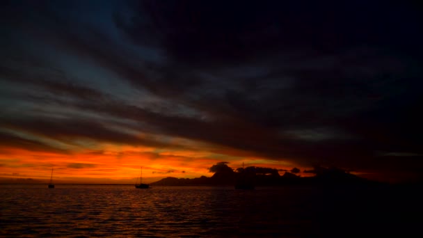 Céu Dourado Uma Vista Polinésia Pôr Sol Recifes Iates Paraíso — Vídeo de Stock