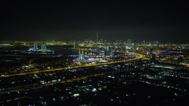 空中の照らされた夜の海岸線ビュー市高層ビル港商業港エリア アメリカ合衆国アラブ エミレーツ航空中東ドバイ — ストック動画