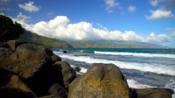 波利尼西亚乐园 Taaoa Hiva 海洋湾郁郁葱葱的绿色植被火山岩山在偏远的异国风情的位置马克萨斯南太平洋 — 图库视频影像