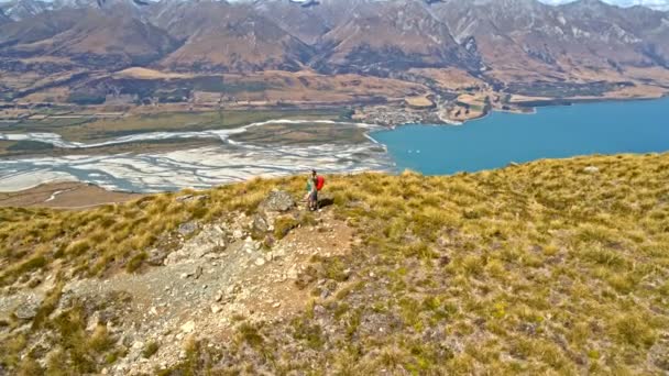 Letecký Dron Aktivní Kavkazské Cestujících Venkovní Užívat Pěší Turistiku Divočině — Stock video