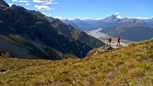 Letecký Dron Pohled Aktivní Mladý Bělošský Pár Venku Dovolenou Trekking — Stock video