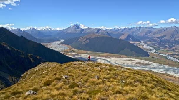 Dron Aéreo Joven Caminante Masculino Aventura Caucásica Con Mochila Disfrutando — Vídeo de stock