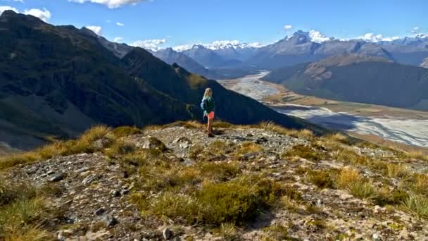 Vista Aérea Del Dron Joven Aventura Caucásica Viajero Femenino Trekking — Vídeos de Stock