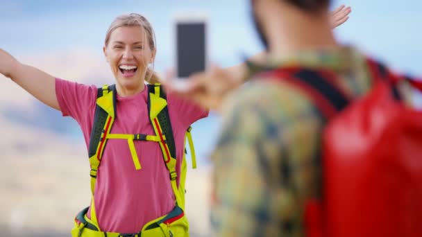 Feliz Homem Caucasiano Usando Tecnologia Smartphone Tirar Foto Sua Namorada — Vídeo de Stock
