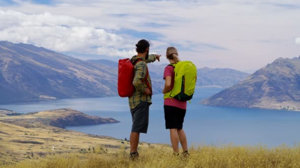 Молодые Кавказские Путешественники Рюкзаком Наслаждаются Походами Пейзажу Отаго Новая Зеландия — стоковое видео