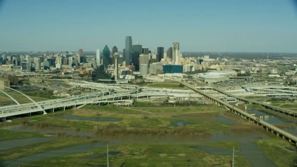 Vista Aérea Margaret Mcdermott Bridge Vehicle Highway Trinity River Downtown — Vídeo de stock