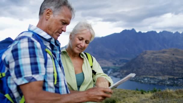 Fit Pensionerad Kaukasiska Par Läsa Kartan Vandringen Blivande Lake Wakatipu — Stockvideo