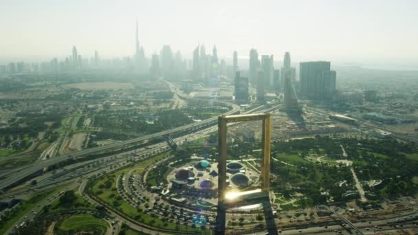 Vista Aérea Ciudad Sobre Marco Dubái Monumento Arquitectónico Luz Solar — Vídeo de stock