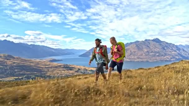 Vue Aérienne Drones Jeunes Voyageurs Aventure Caucasiens Trekking Nature Sauvage — Video