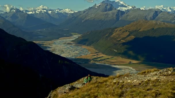 年轻的高加索探险徒步旅行者的空中无人驾驶与背囊步行在福德岛国家公园的性质新西兰 — 图库视频影像