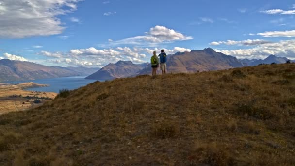 Letecký Dron Aktivní Důchodci Kavkazský Pár Dalekohledem Těší Trekking Remarkables — Stock video