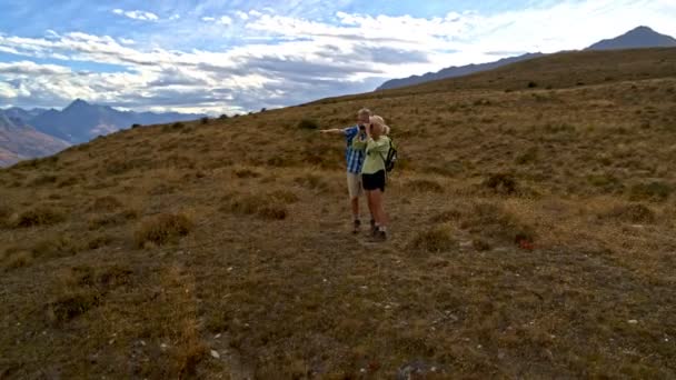 Casal Caucasiano Sênior Ativo Desfrutando Caminhadas Usando Binóculos Livre Remarkables — Vídeo de Stock