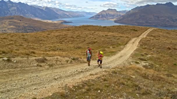 Fiatal Kaukázusi Kaland Túrázók Élvezi Túrázás Úton Fjordland Lake Wakatipu — Stock videók