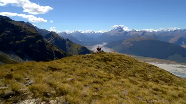 Aerial Drone Healthy Caucasian Couple Hiking Adventure Expedition Aspiring National — Vídeo de stock