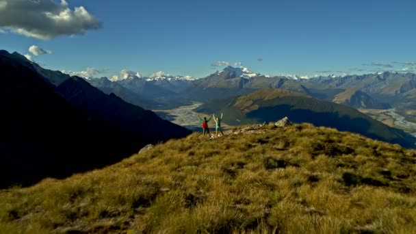 Luftaufnahme Von Fitten Kaukasischen Abenteurern Mit Erhobenen Händen Beim Wandern — Stockvideo