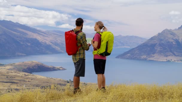 若い白人冒険ハイカー バックパック旅を計画し マウント アスパイア リング湖ワカティプ ニュージーランドの景色を楽しみながら — ストック動画