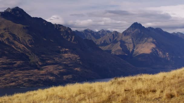 Vista Panorámica Las Montañas Rocosas Remarkables Otoño Fjordland National Park — Vídeo de stock