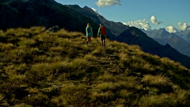 Luchtfoto Gedreun Van Jonge Kaukasische Avontuur Reizigers Wandelen Natuur Aspirant — Stockvideo