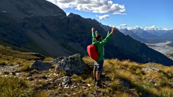 Luftdrohne Kaukasischer Wanderer Und Wanderinnen Feiert Erfolge Auf Dem Gipfel — Stockvideo