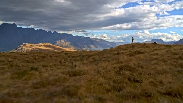 Letecký Dron Fit Důchodu Kavkazský Žena Dalekohledem Těší Turistické Remarkables — Stock video