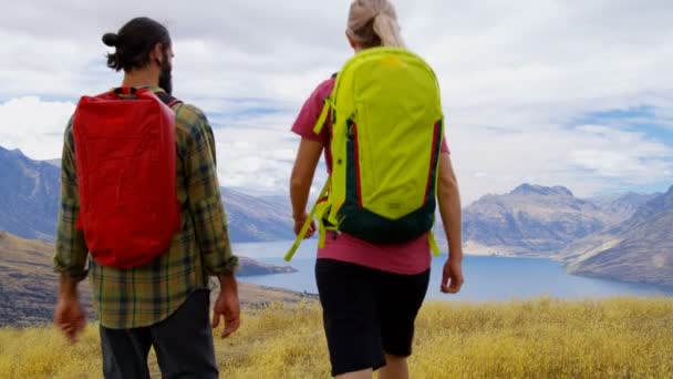 Ung Passar Kaukasiska Manlig Och Kvinnlig Äventyr Vandrare Utomhus Mount — Stockvideo