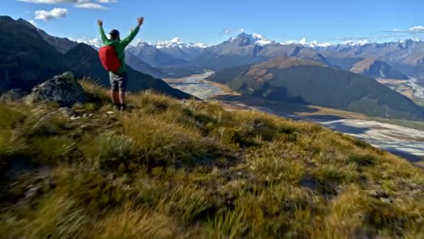 マウント アスパイア リング国立公園ニュージーランド ハイキング彼らの野心を達成するフィット白人の冒険旅行者の空中ドローン ビュー — ストック動画