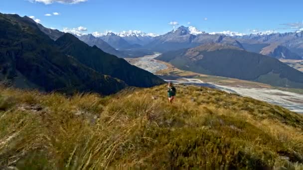 彼女のハイキングの冒険遠征フィヨルドランド国立公園 ニュージーランドの健康の若い白人の冒険女性ハイカーの空中ドローン — ストック動画