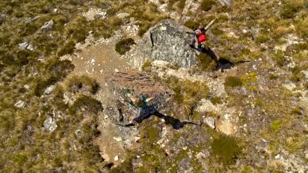 Widok Anteny Drone Kaukaska Przygoda Turystów Plecakami Osiągnięcie Sukcesu Ekspedycji — Wideo stockowe