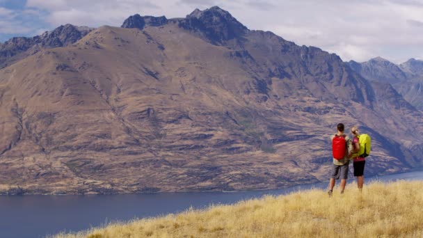 年轻的高加索男性和女性团队户外享受探险探险在渴望的奥塔哥新西兰 — 图库视频影像