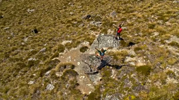 Aerial Drone View Fit Caucasian Adventure Travellers Achieving Ambitions Hiking — Stock Video