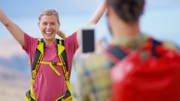 Genç Beyaz Mutlu Kadın Kutluyor Başarı Remarkables Yeni Zelanda Fotoğraf — Stok video