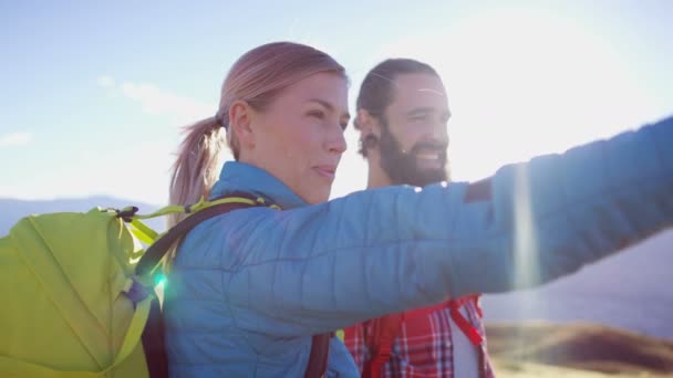 Jeune Couple Heureux Aventure Caucasienne Sur Leurs Vacances Trekking Les — Video